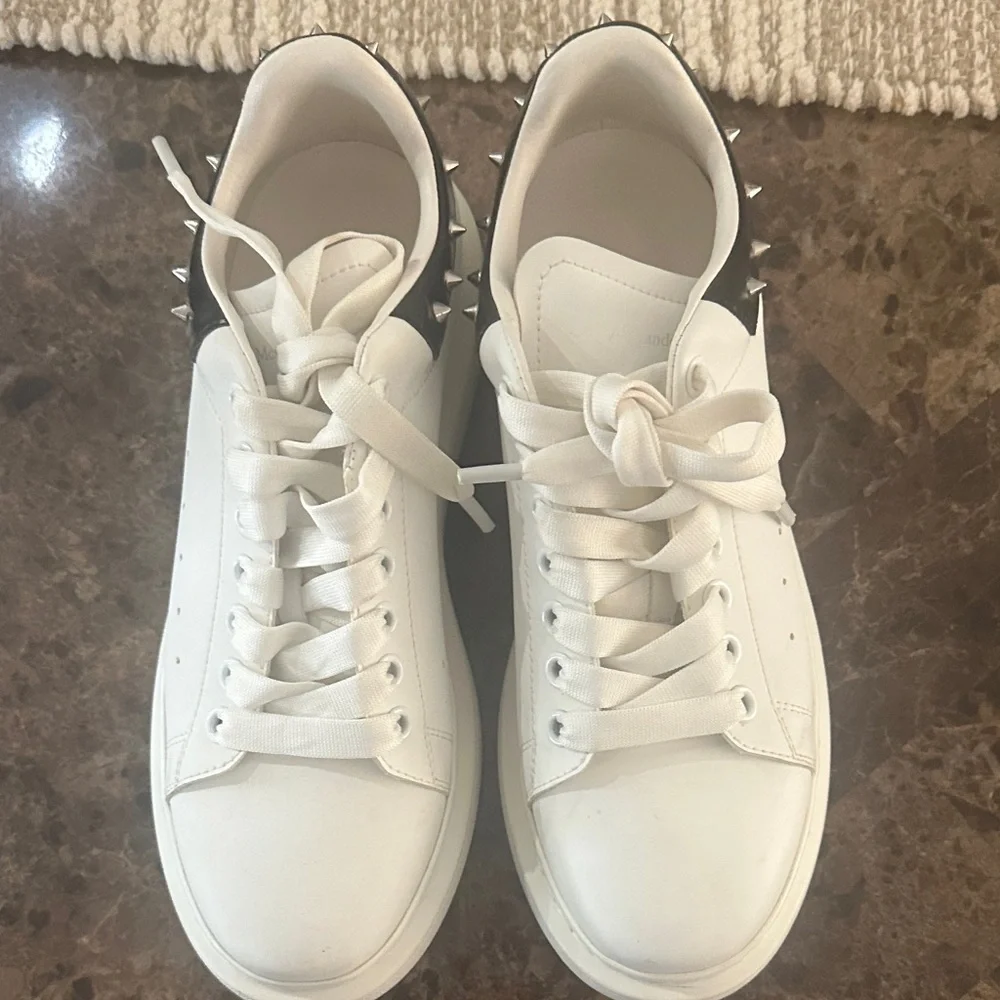 Alexander Mcqueen mens leather sneakers with Stud Details - Picture 6 of 10